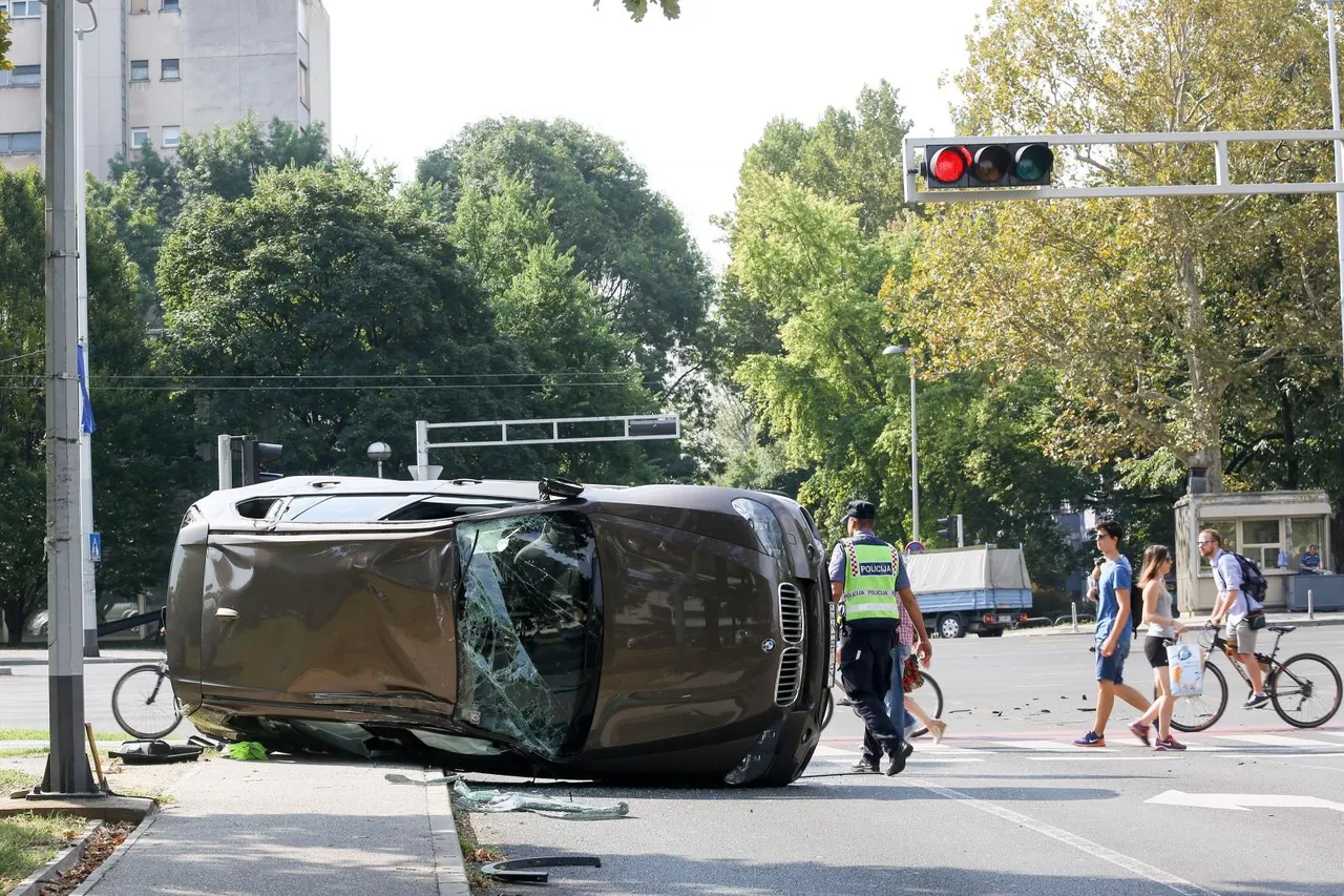 BMW završio na boku i na nogostupu