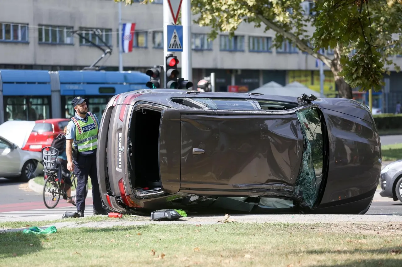 BMW završio na boku i na nogostupu