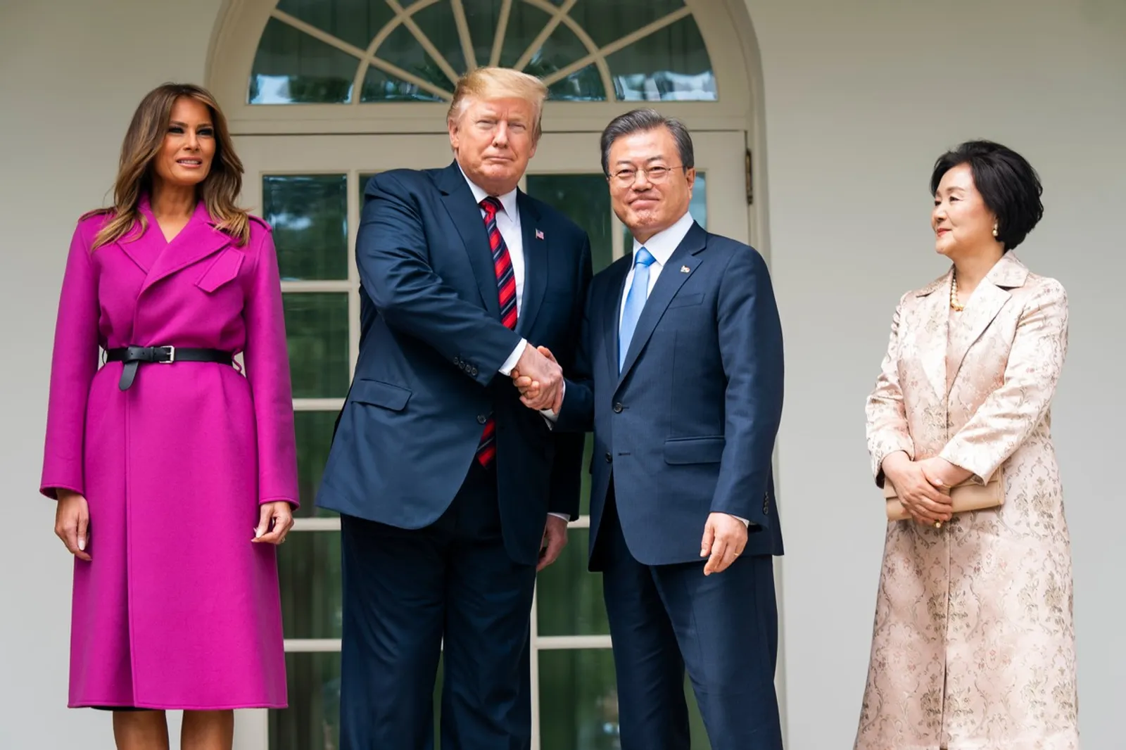 Za posjet korejskog predsjednika SAD-u, Melania se odlučila za fuksija kaput i remen oko struka. Kombinacija koja obara s nogu. 