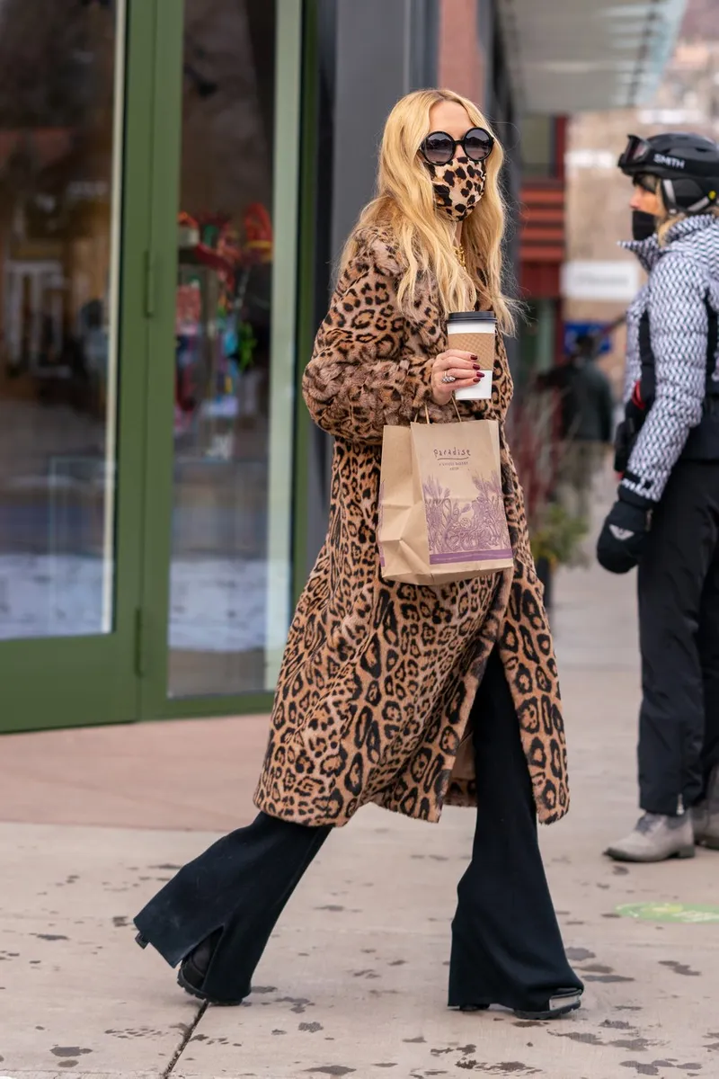Modna dizajnerica Rachel Zoe ekstravagantno izgleda i u Aspenu. Dugačka, krznena bunda njezin je oblik glamura i ženstvenosti.