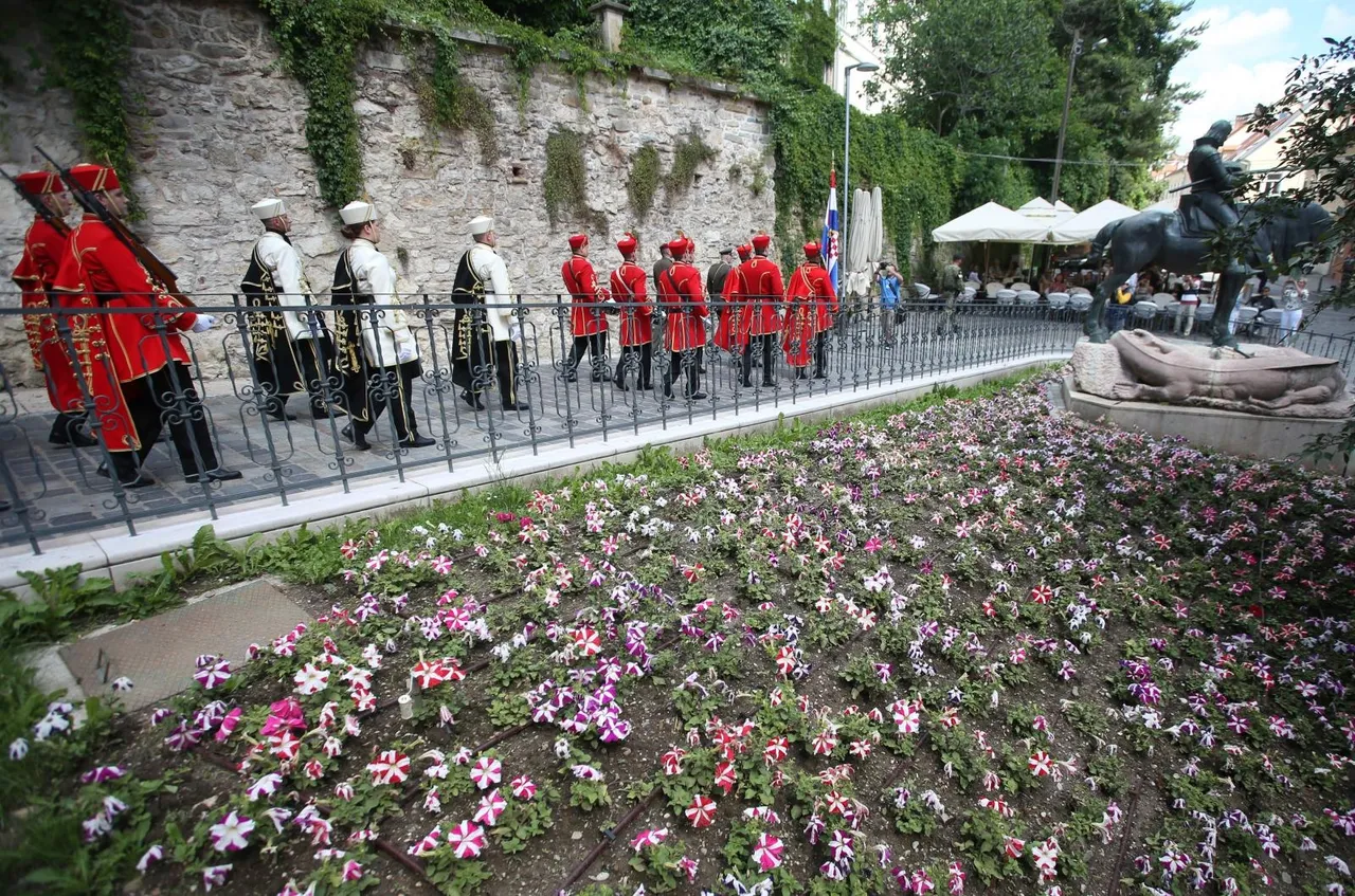 Počasno zaštitna bojna održala prikaz ceremonijalnih radnji na Trgu bana Jelačića