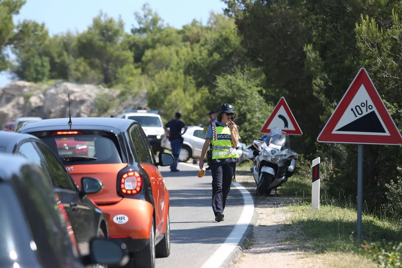 Jedna osoba smrtno stradala u slijetanju vozila s ceste na Murteru