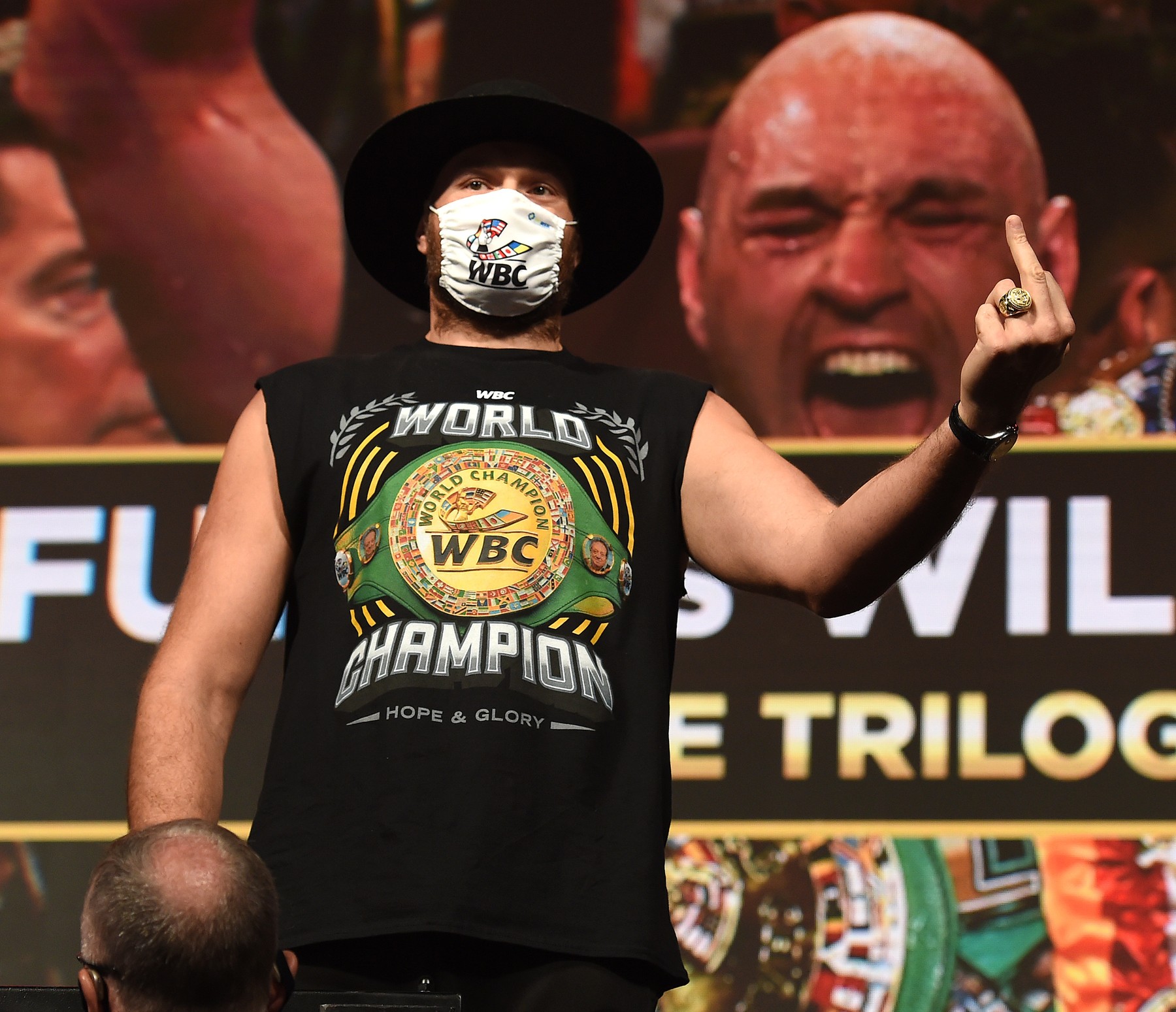 Тайсон фьюри в нокдауне. Тайсон фьюри дерек чисора. Бой тайсон фьюри и деонтей уайлдер. Деонтей уайлдер боксер. Тайсон фьюри в нокдауне.