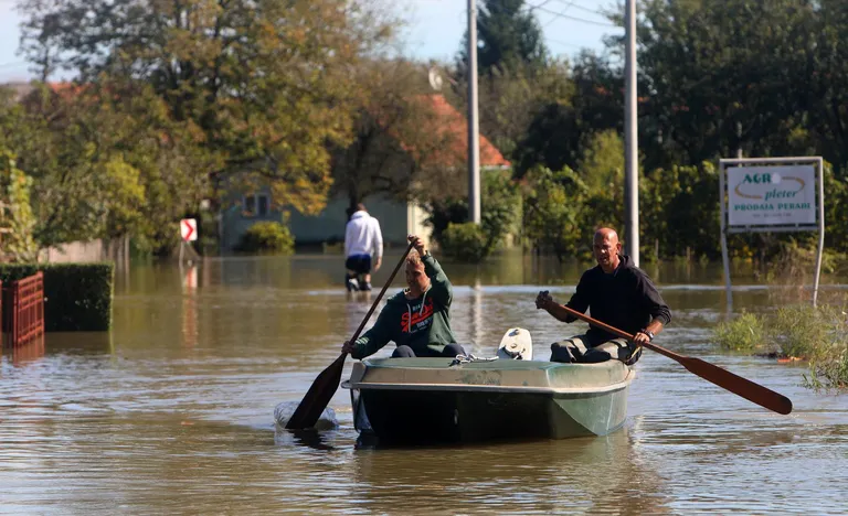 Karlovačko naselje Brodarci poplavljeno, vatrogasci pomažu građanima 