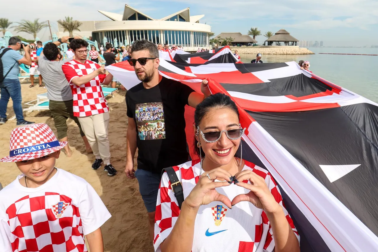 Navijači Hrvatske razvili zastavu dugačku 200m na plazi ispred hotela Hilton Doha