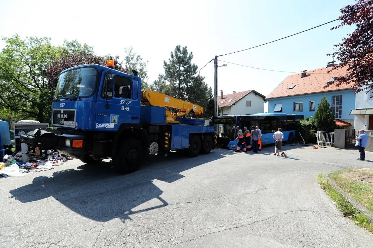 Zagreb: Autobus ZET-a nakon proklizavanja udario u obiteljsku kuću