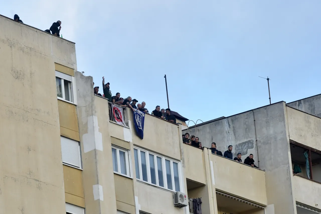 Šibenik: Navijači s krova zgrade prate utakmicu HNK Šibenik - GNK Dinamo