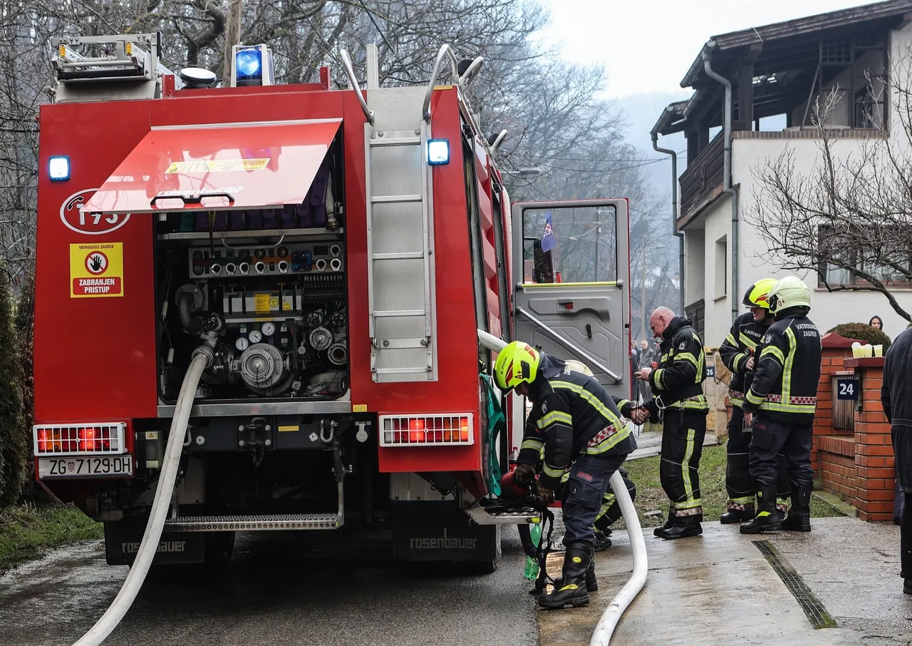 Zagreb: Vatrogasci gase požar obiteljske kuće u naselju Dankovec