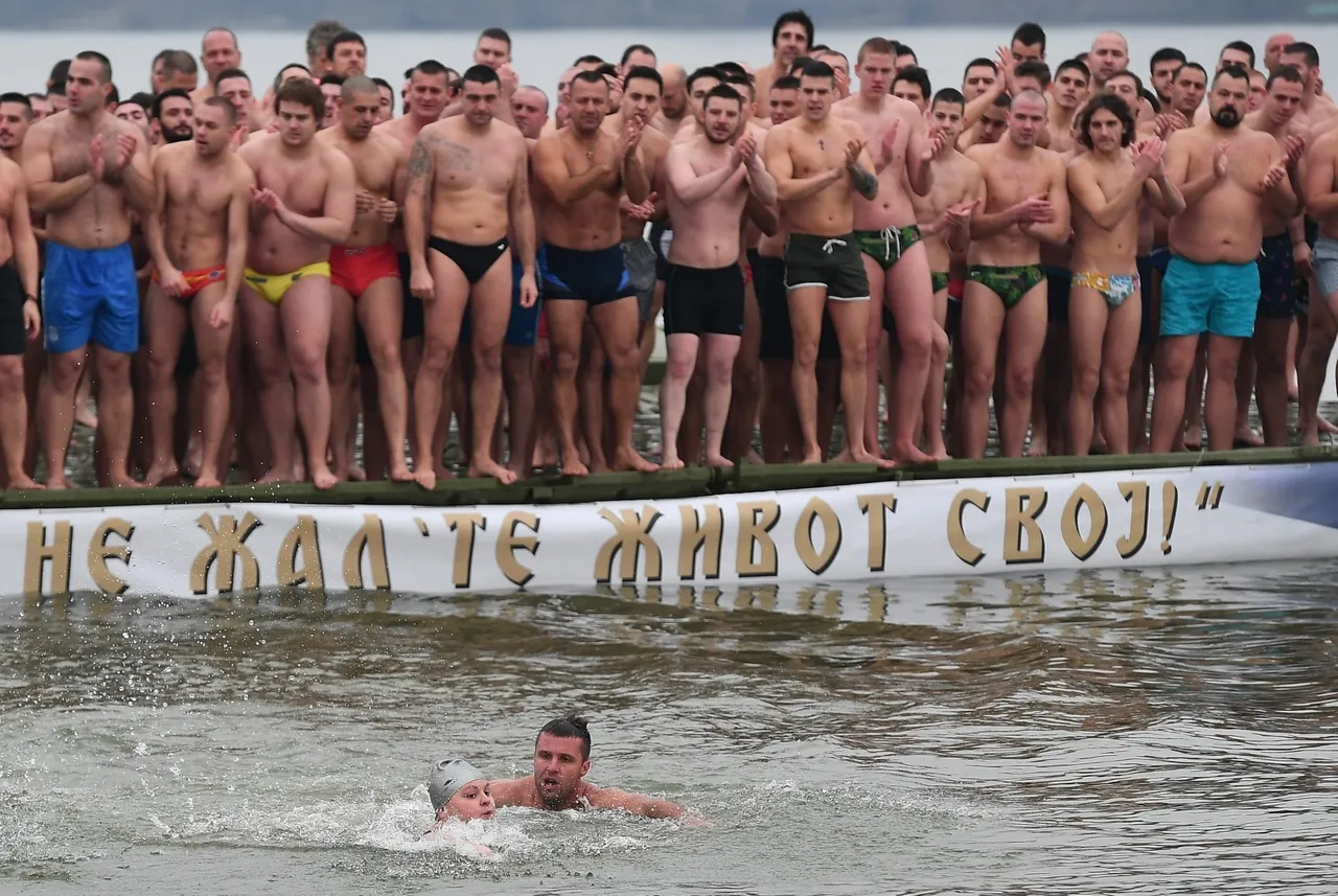 Beograd: U Zemunu održano tradicionalno plivanje za Bogojavljenski krst