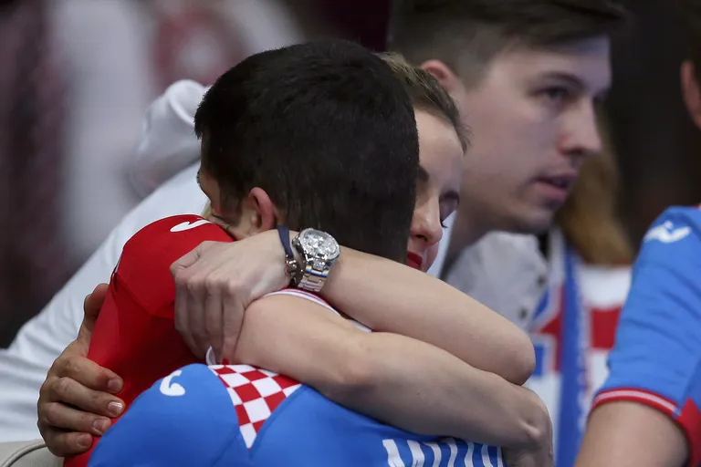 Supruge i djevojke tješile hrvatske rukometaše nakon poraza s Norveškom