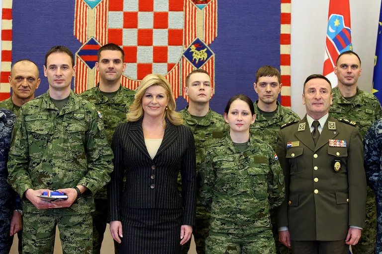 Predsjednica Kolinda Grabar-Kitarović primila najbolje dočasnike i vojnike u 2016.