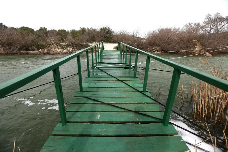 Kamp i lučica u Parku prirode Vransko jezero kompletno pod vodom, valovi i vjetar prijete mostu