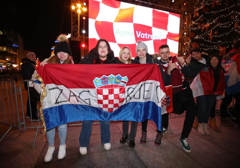 Navijači se okupljaju na Trgu bana Jelačića prije početka utakmice između Hrvatske i Argentine (11).jpg