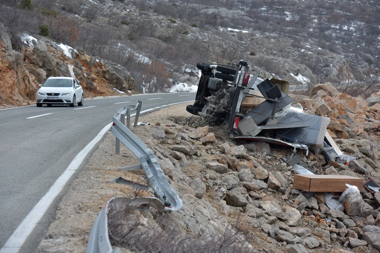 Užasne scene: orkanska bura na istom mjestu na cesti Gračac - Zaton Obrovački prevrnula dva kamiona