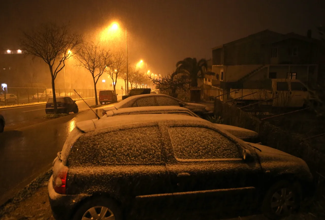 Snijeg zabijelio ulice grada Splita