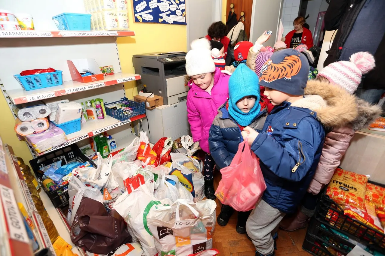 Zajedno protiv nedaća: vrtićka djeca s roditeljima u Karlovcu predala donaciju za socijalnu samoposlugu