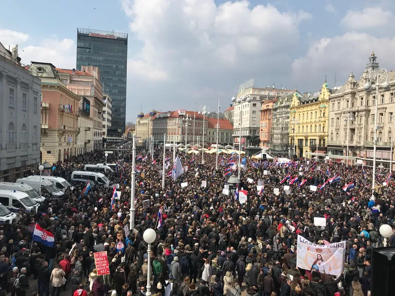 Tisuće ljudi protiv IK: prosvjednici Plenkoviću pjevali 'kunem ti se Bogom, neću više s tobom, Andreja'