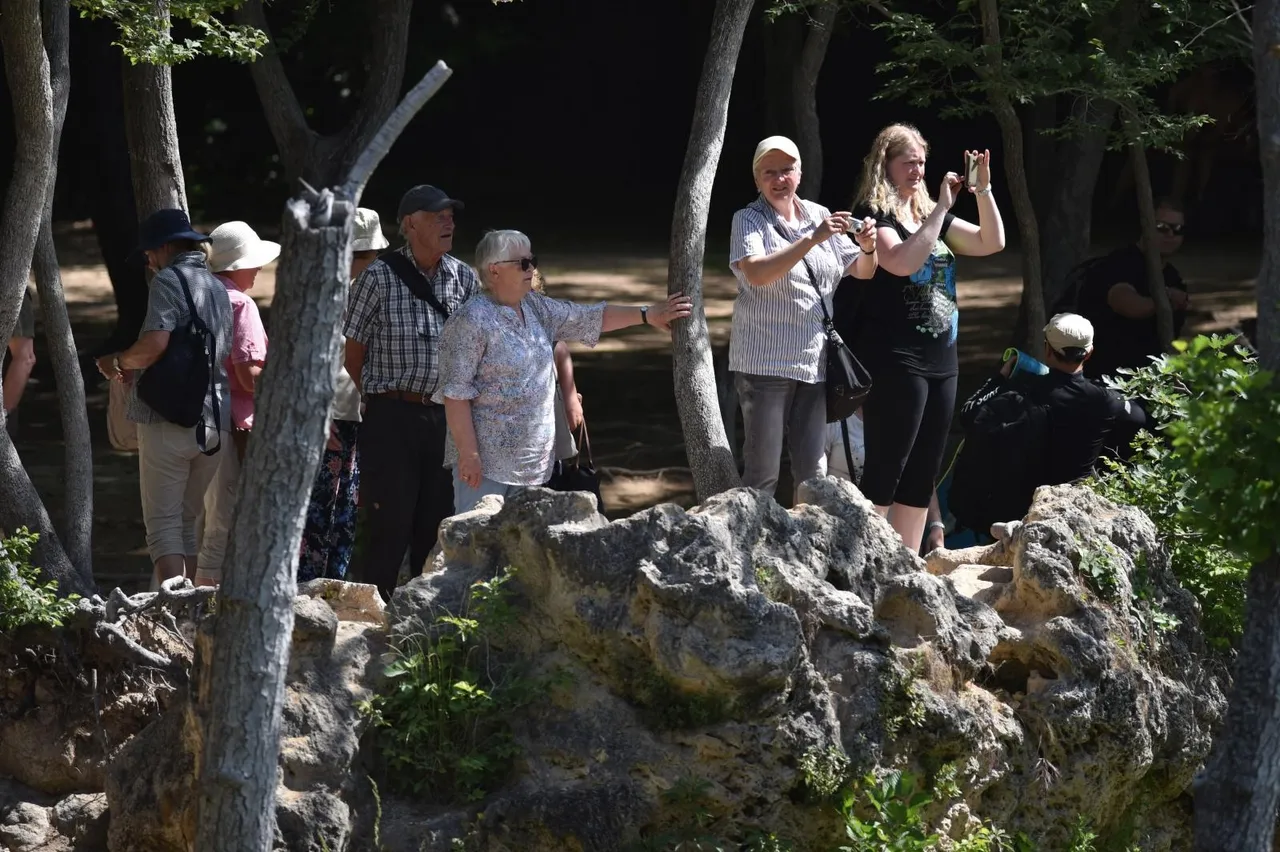 Veliki broj posjetitelja uživa u lijepom danu u Nacionalnom parku Krka