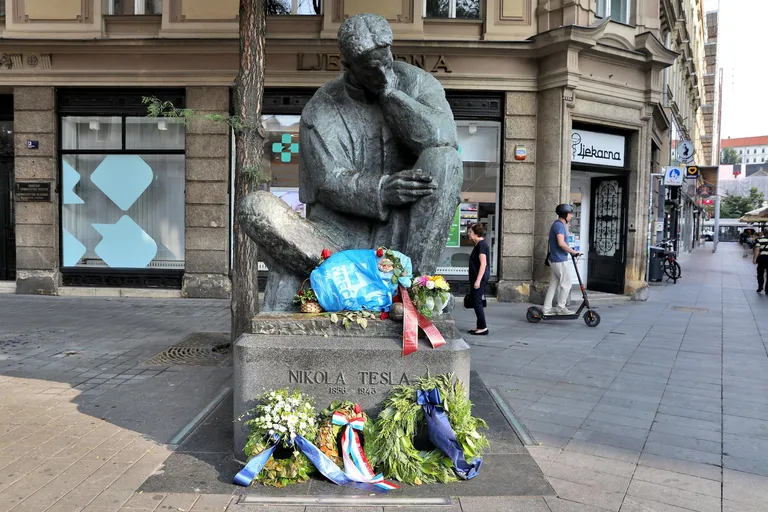 Pred spomenik četniku u Zagrebu stavljena vreća puna smeća 768x768-2545e33e-2baa-11ec-bd16-3a925a8303a3