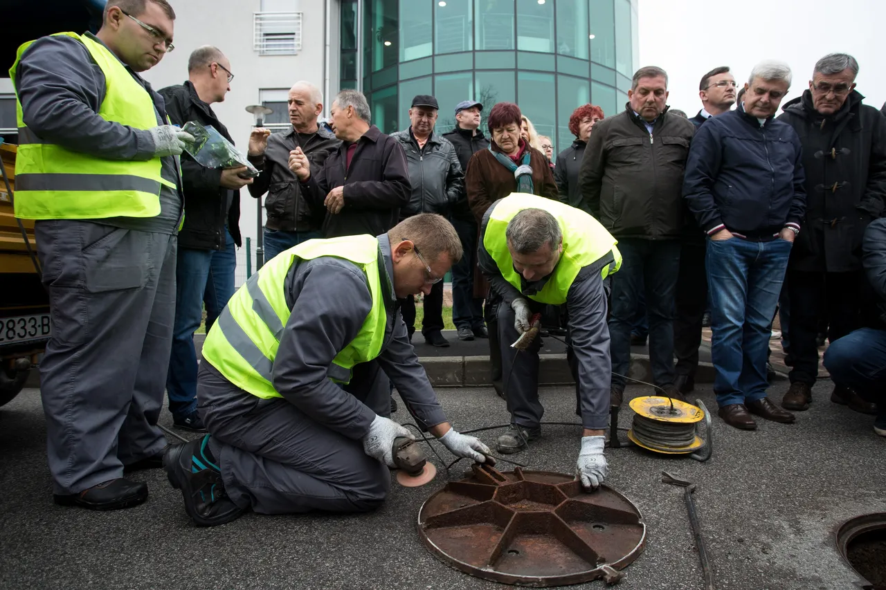 Bandić okružen suradnicima nadgledao reparaciju šahtova u naselju Brezovica