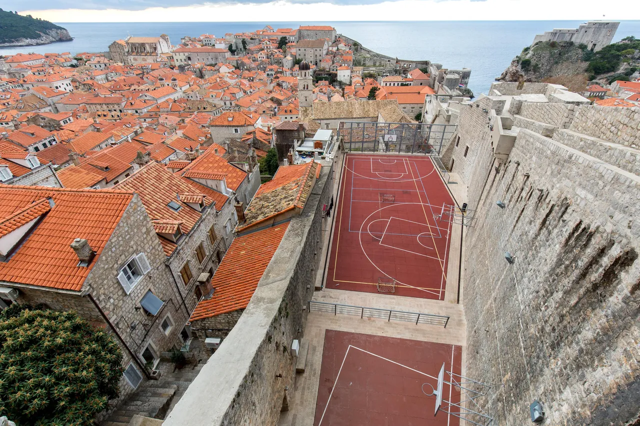 Zidine, Dubrovnik - Kosarkasi teren ispod Minčete