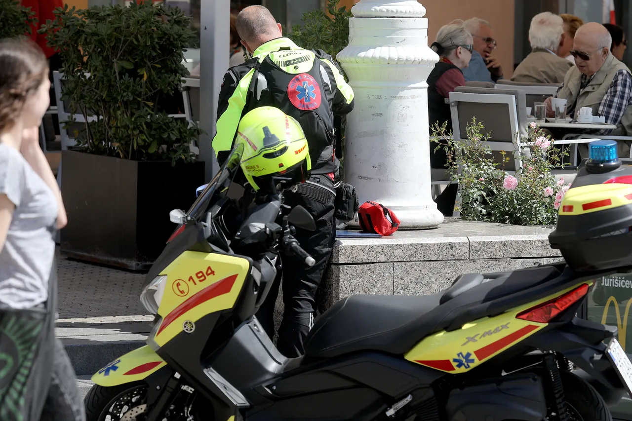 Djelatnik Hitne pomoći na motoru pomogao starici koja se ozlijedila prilikom pada