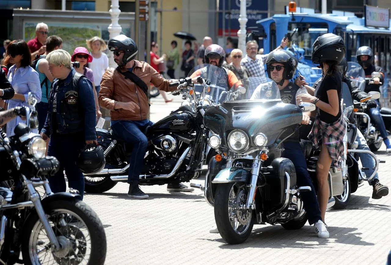 Harley Davidsoni okupirali Trg bana Josipa Jelačića, 'u sedlo' sjeo i BandićHarley Davidsoni okupirali Trg bana Josipa Jelačića, 'u sedlo' sjeo i Bandić