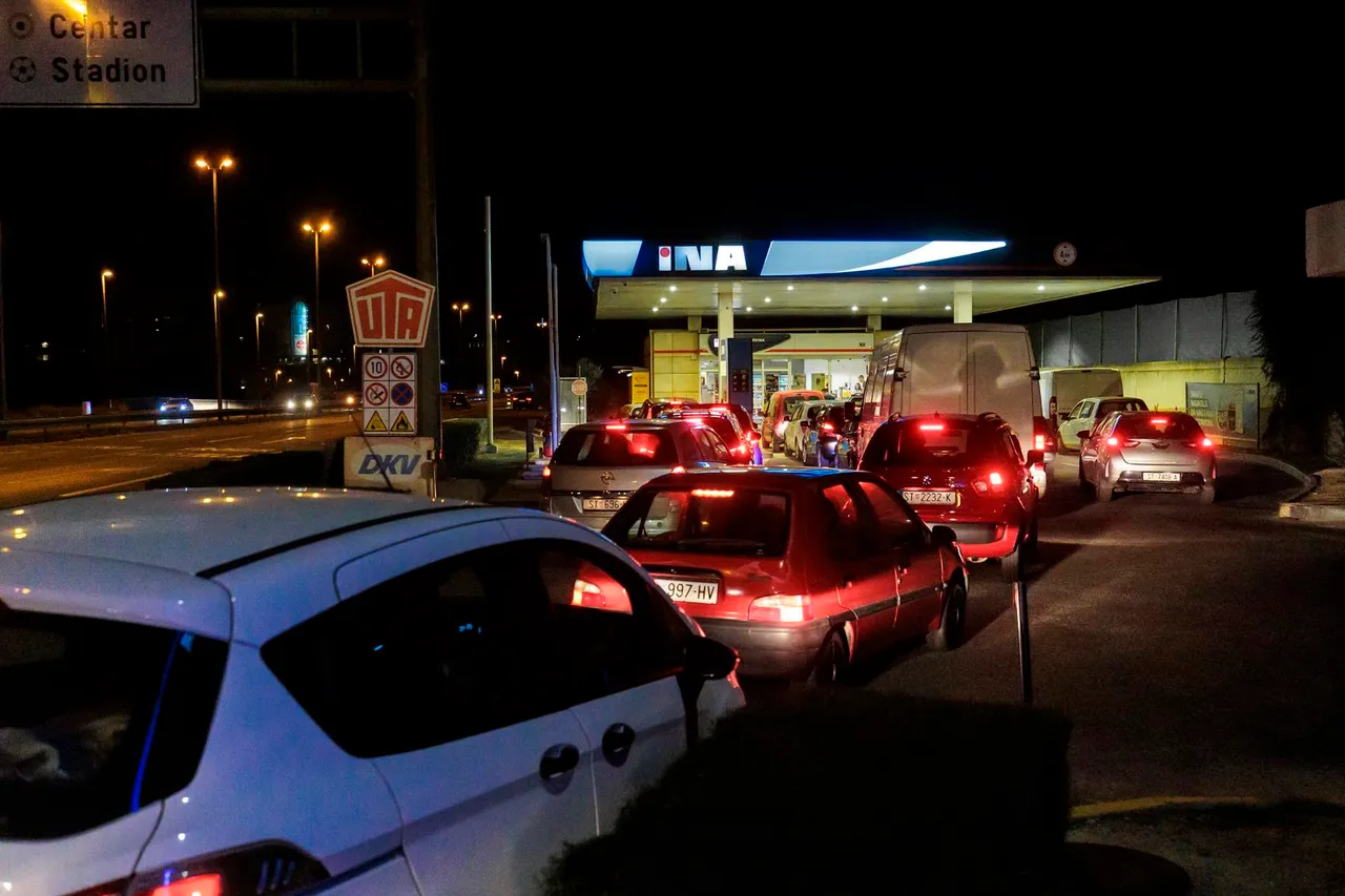 Gužve na benzinskim postajama uoči sutrašnjeg porasta cijena goriva 