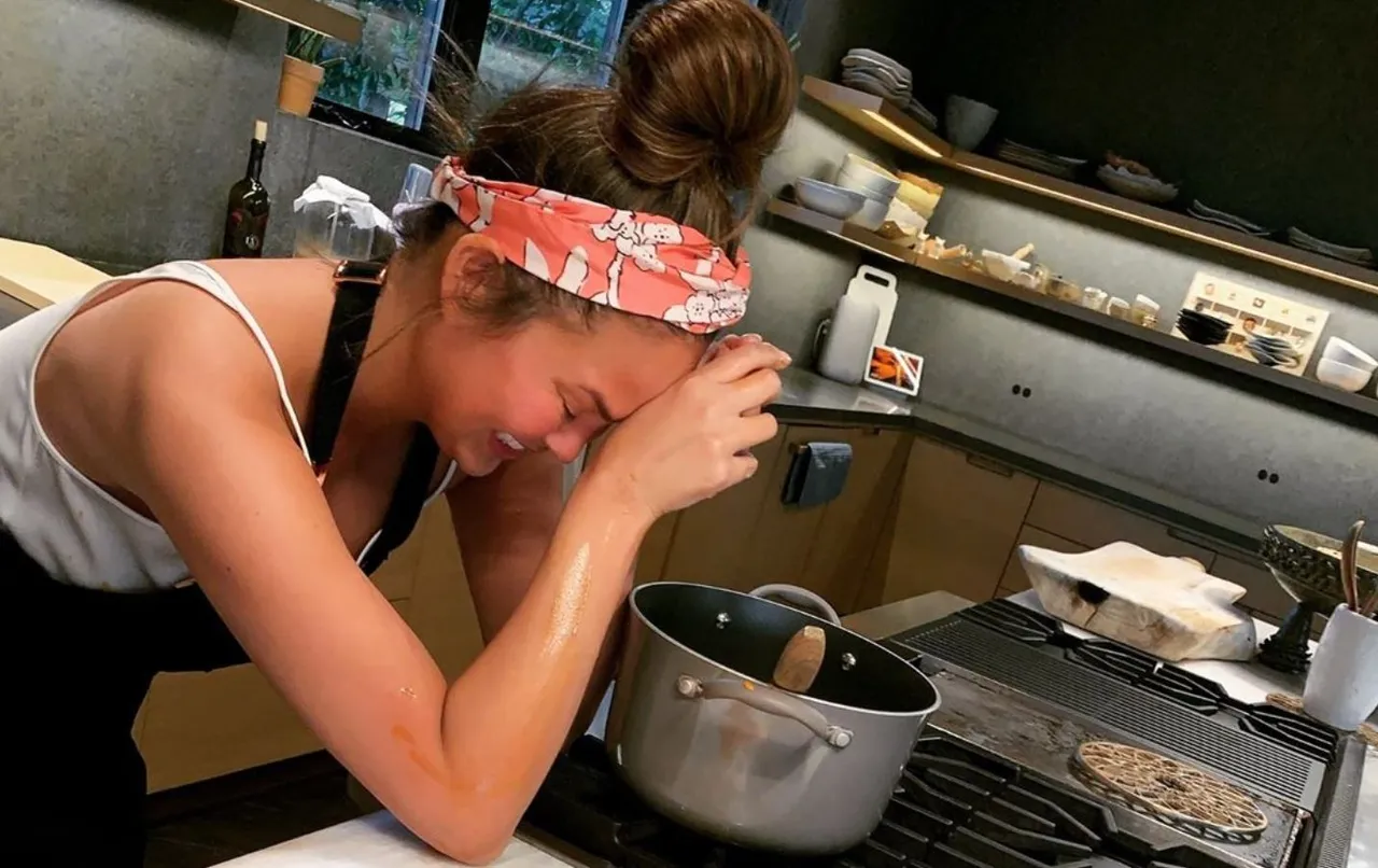 Chrissy Teigen u kuhinji