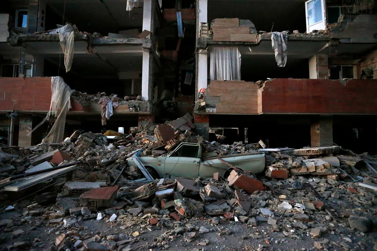 Najmanje 211 osoba poginulo je u Iranu i Iraku u nedjelju u snažnom potresu jakosti 7,3 stupnja koji je pogodio pogranično područje između tih dviju zemalja, objavile su novinske agencije, dok spasilačke službe nastavljaju tragati za preživjelima