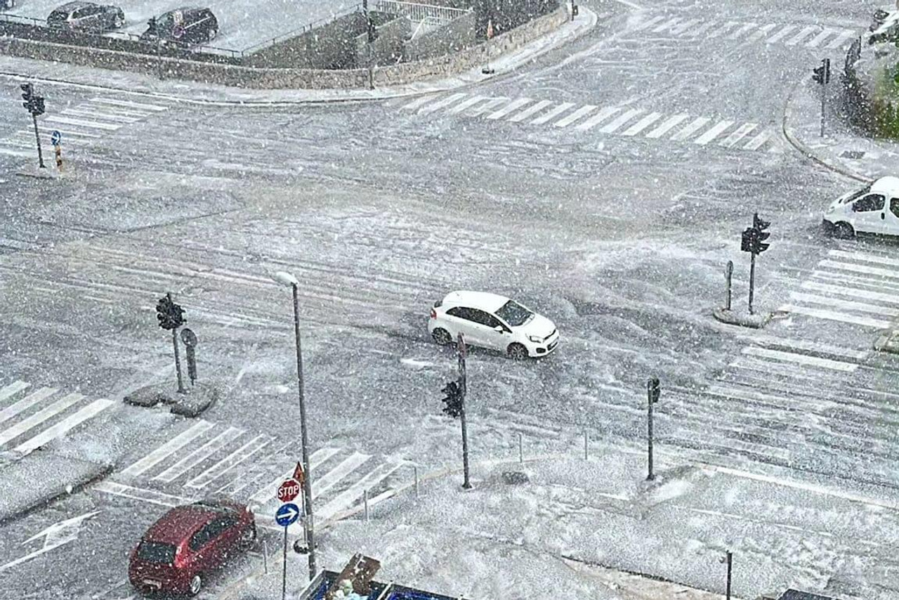 Snažno Nevrijeme Pogodilo Dalmaciju: Auti Zapeli U Nanosima Tuče - Net.hr