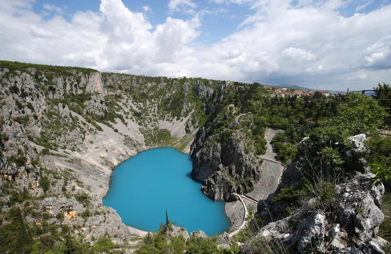 Modro jezero i tirkiznoj boji