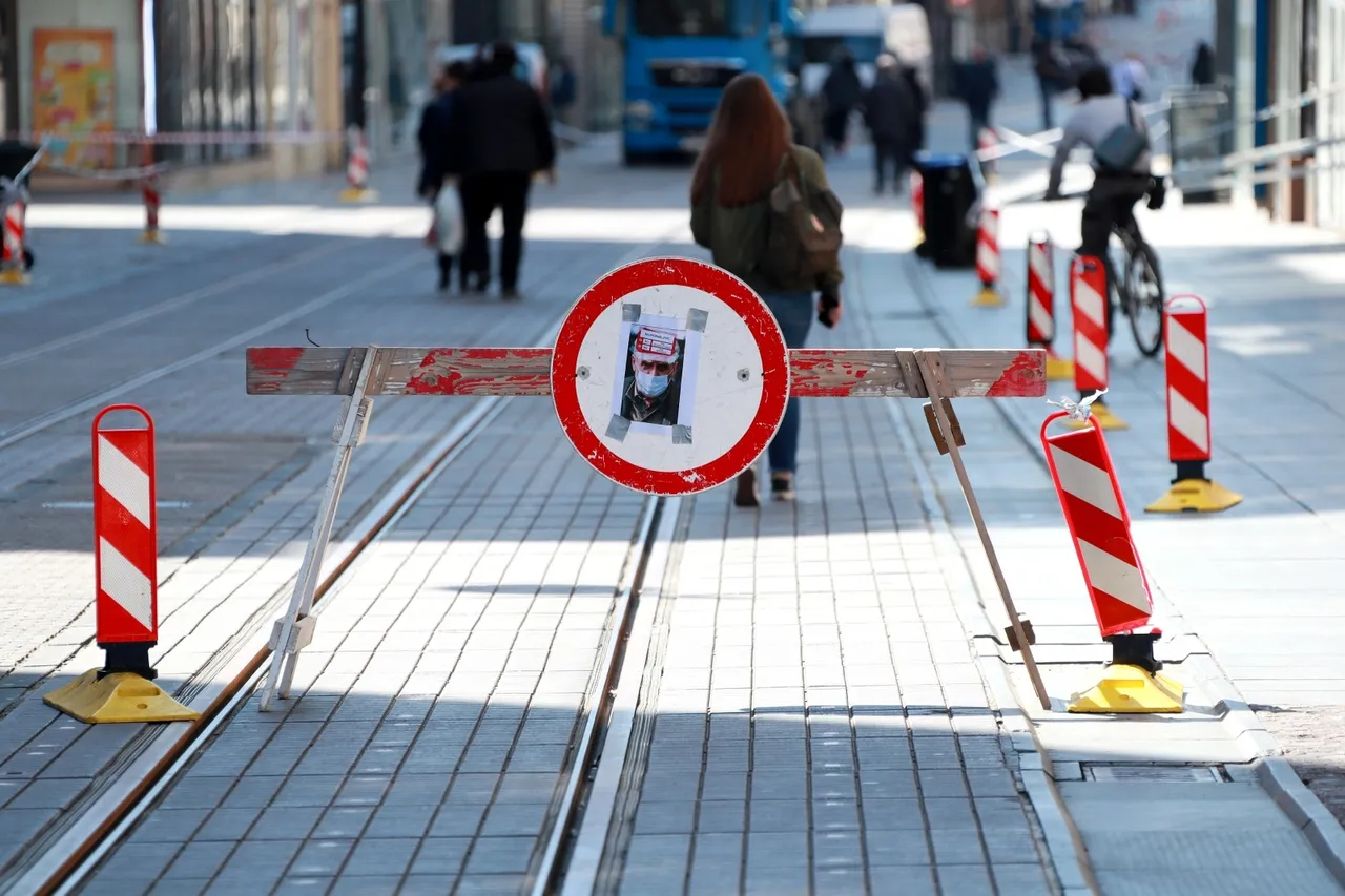 Na znaku zabrane prometa osvanu papir sa slikom Milana Bandića i naljepnicom "neupotrebljivo"