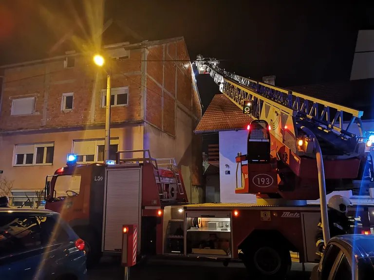 Buknuo požar u zgradi u Zagrebu: Gorjelo je u potkrovlju, na terenu su vatrogasci
