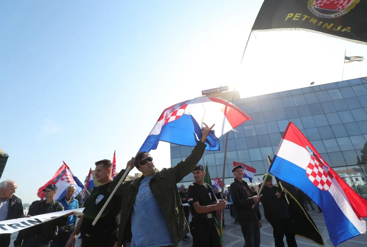 Vukovar: Okupljaju se prosvjednici sa zastavama na glavnom gradskom trgu