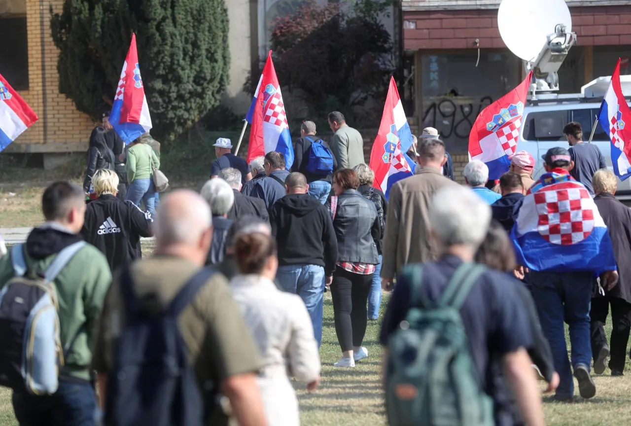 Vukovar: Okupljaju se prosvjednici sa zastavama na glavnom gradskom trgu