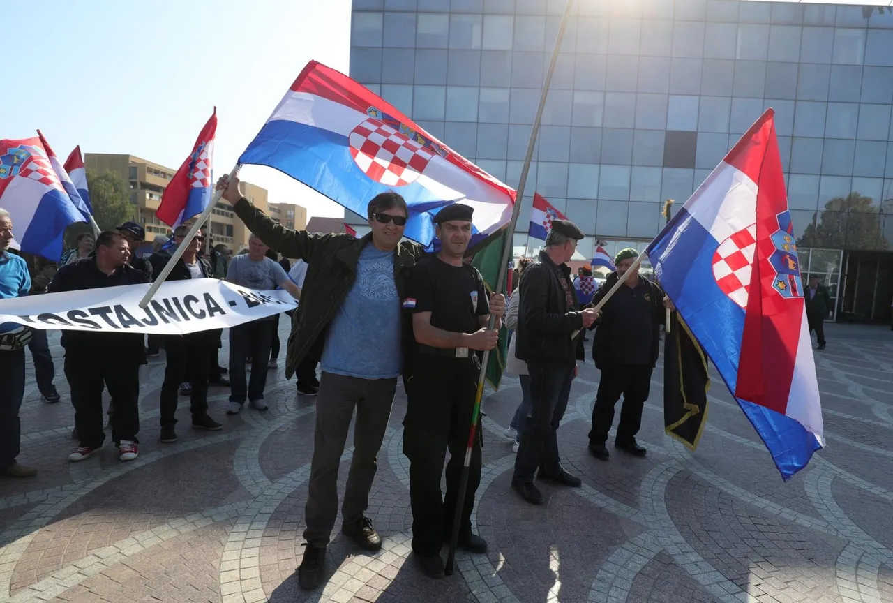Vukovar: Okupljaju se prosvjednici sa zastavama na glavnom gradskom trgu