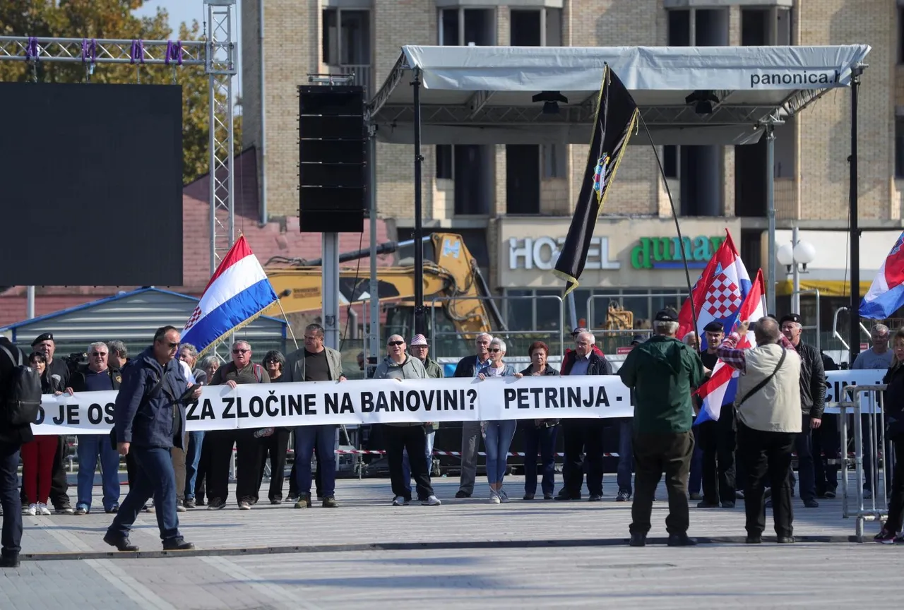 Vukovar: Okupljaju se prosvjednici sa zastavama na glavnom gradskom trgu