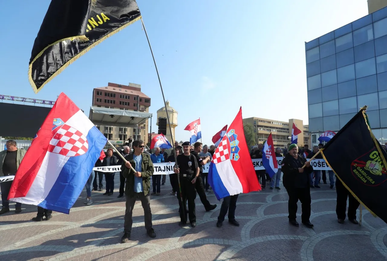 Vukovar: Okupljaju se prosvjednici sa zastavama na glavnom gradskom trgu