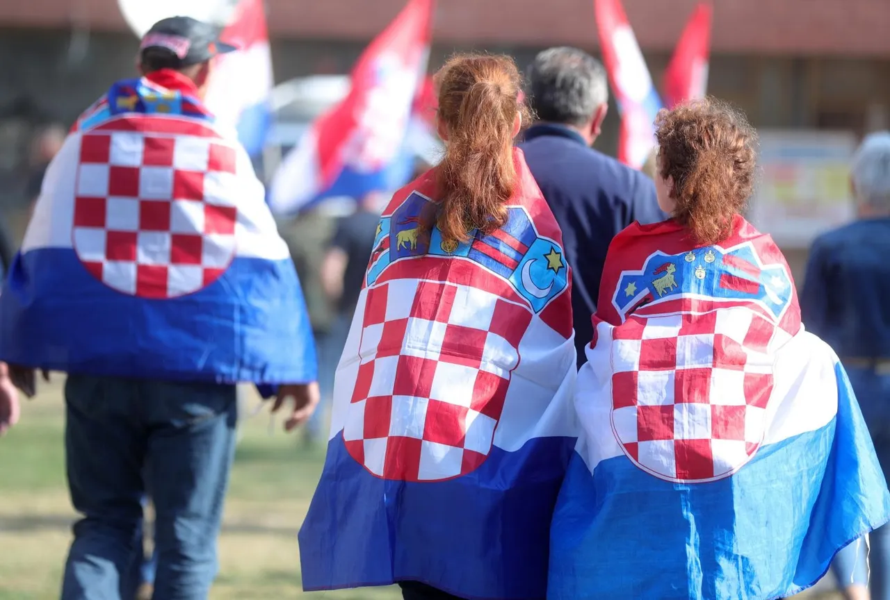 Vukovar: Okupljaju se prosvjednici sa zastavama na glavnom gradskom trgu