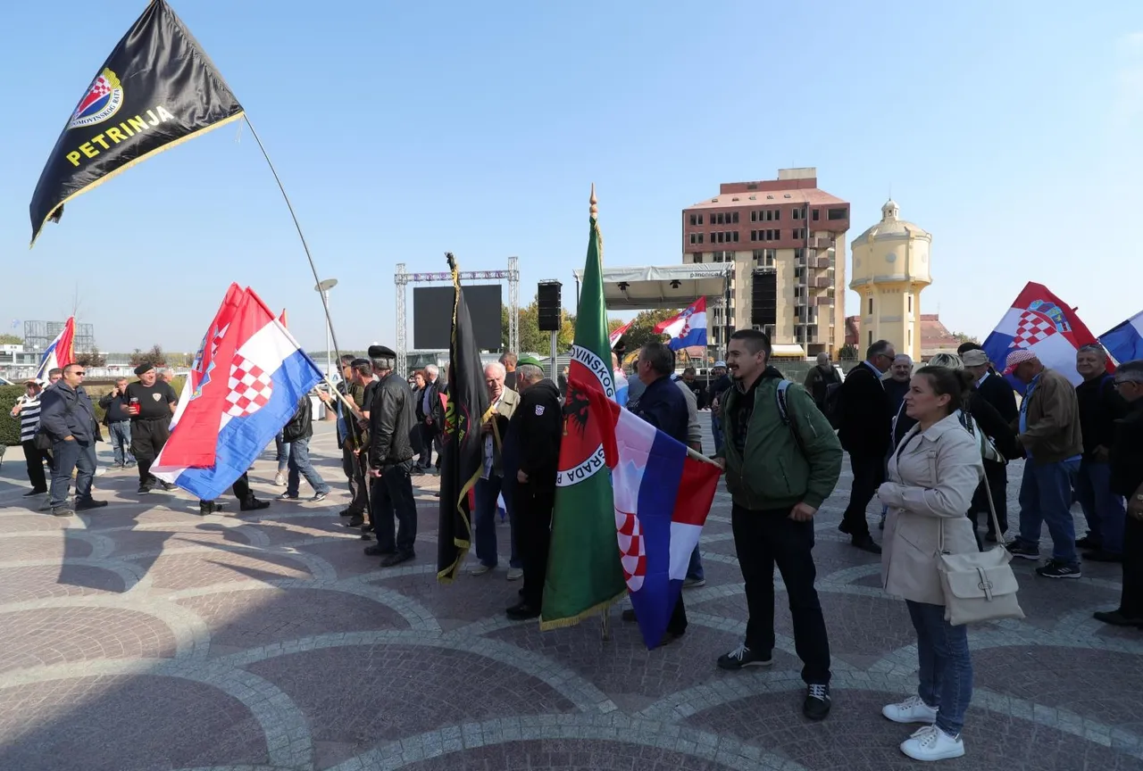 Vukovar: Okupljaju se prosvjednici sa zastavama na glavnom gradskom trgu