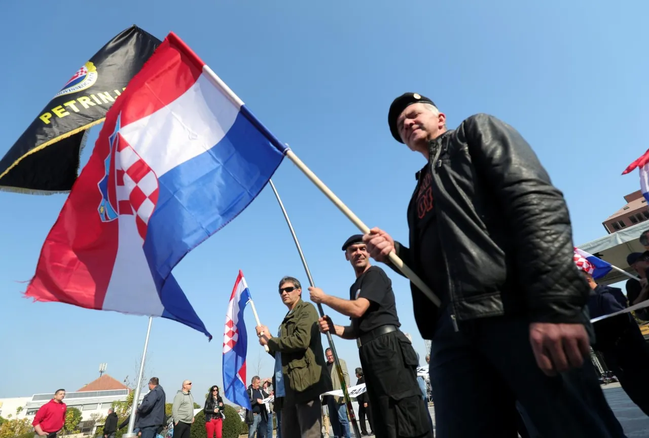 Vukovar: Okupljaju se prosvjednici sa zastavama na glavnom gradskom trgu