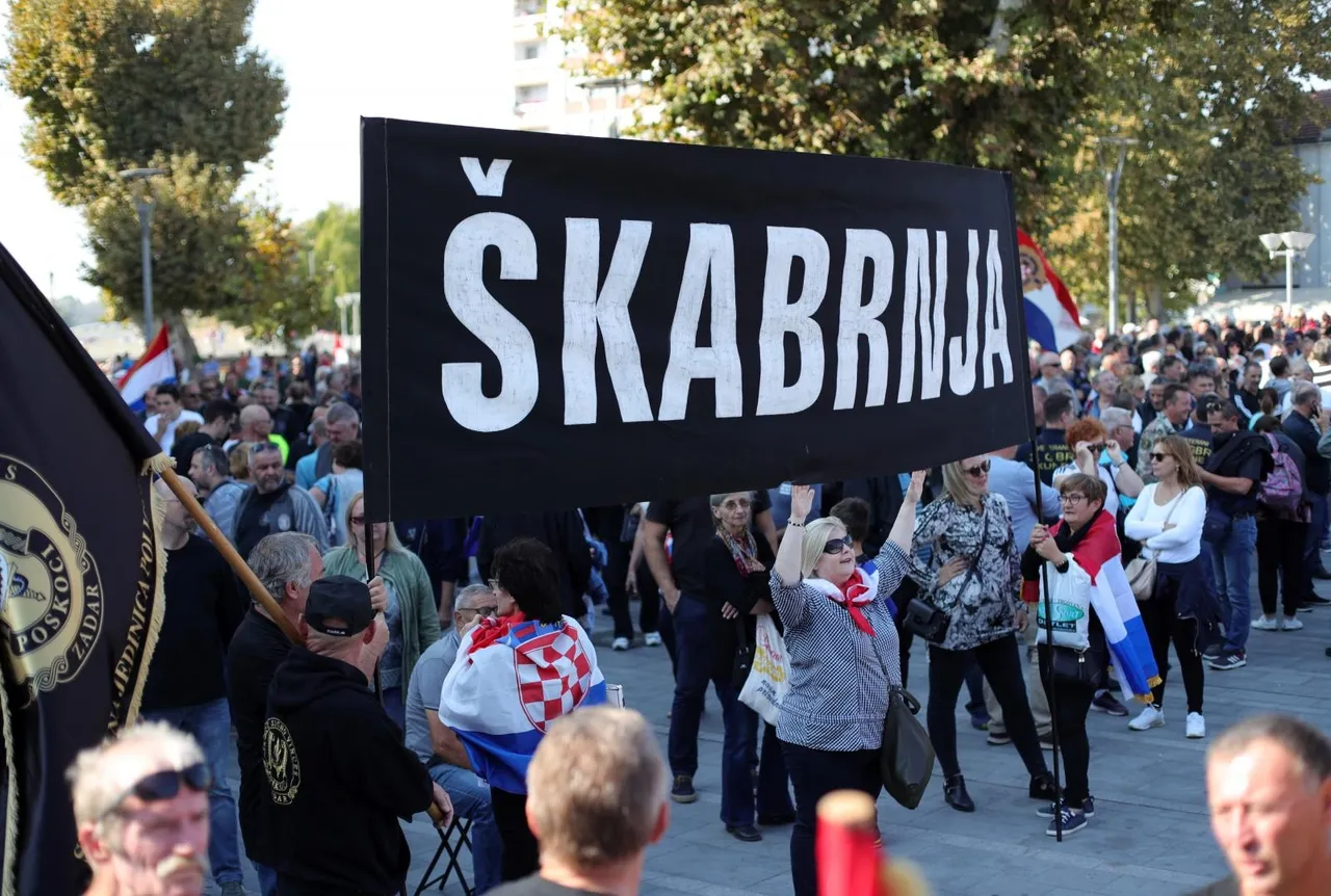 Vukovar: Okupljaju se prosvjednici sa zastavama na glavnom gradskom trgu