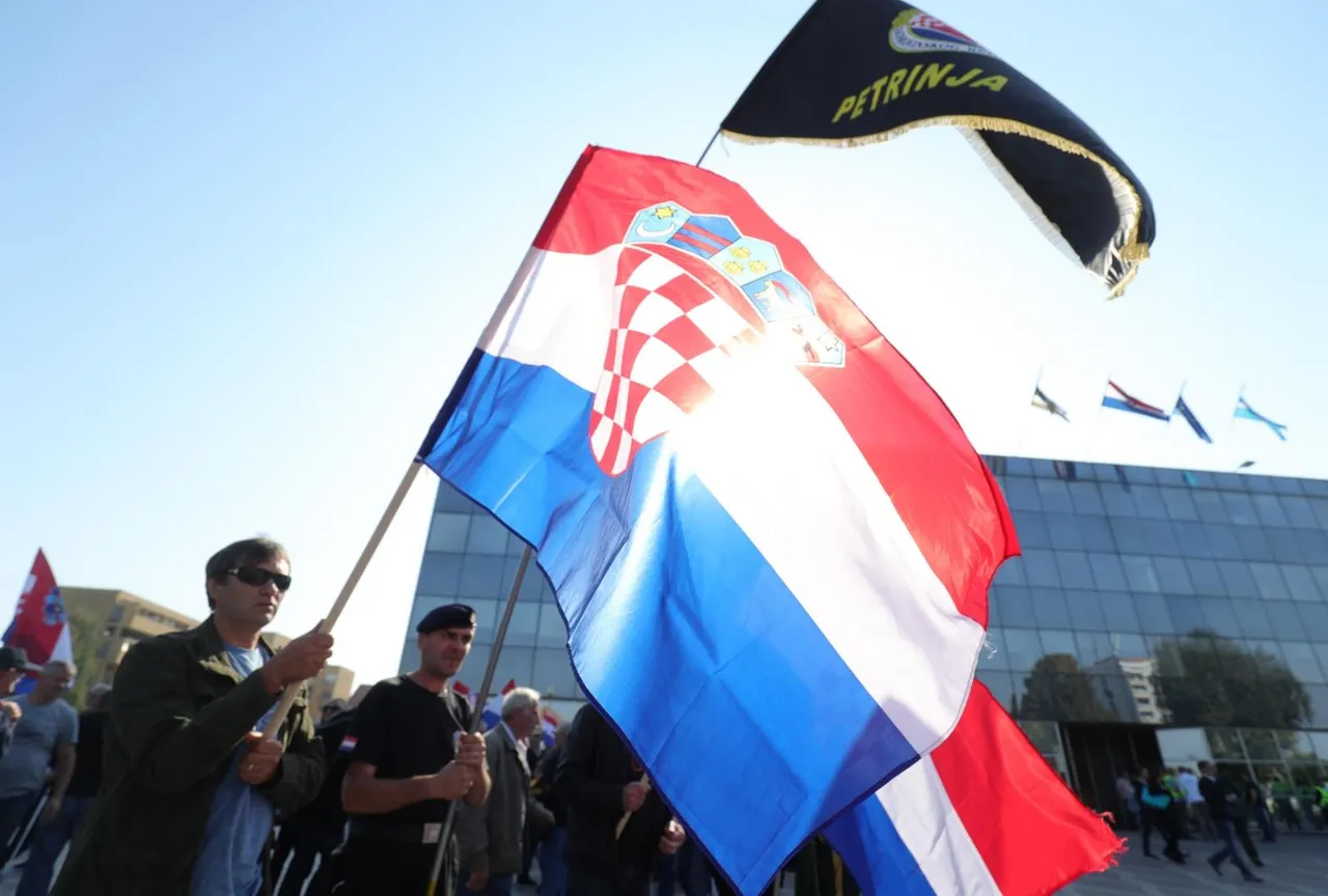 Vukovar: Okupljaju se prosvjednici sa zastavama na glavnom gradskom trgu