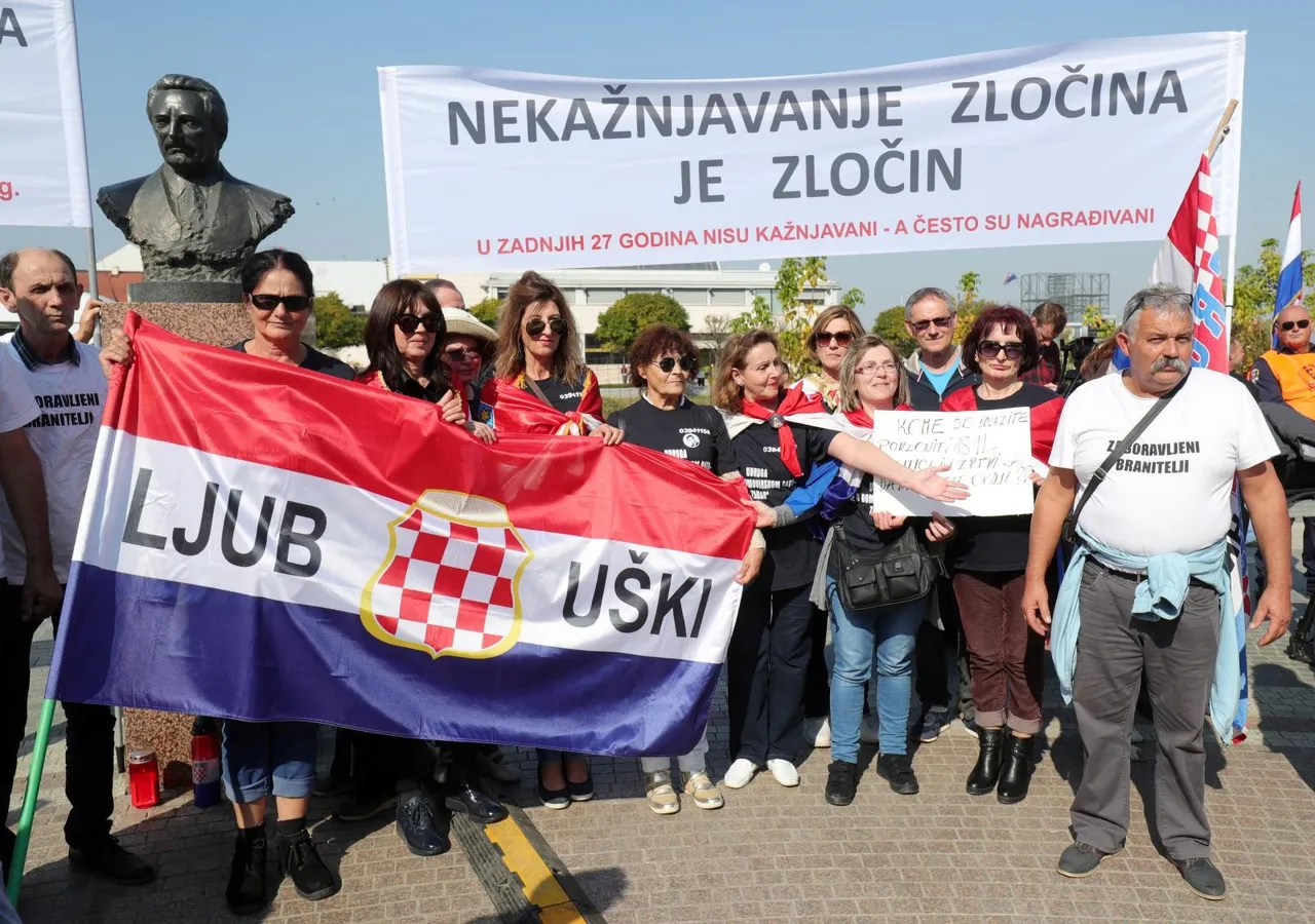 Vukovar: Okupljaju se prosvjednici sa zastavama na glavnom gradskom trgu