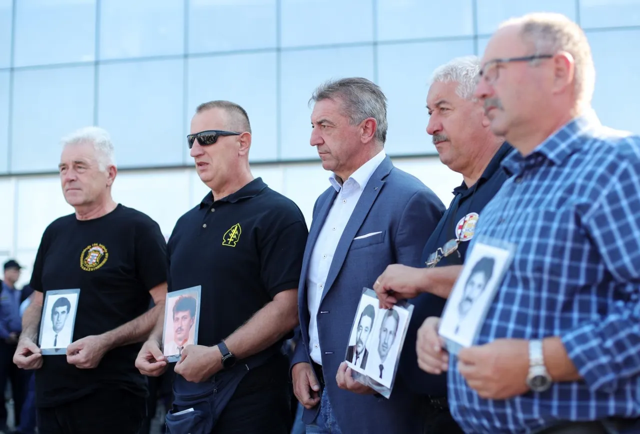 Vukovar: Okupljaju se prosvjednici sa zastavama na glavnom gradskom trgu