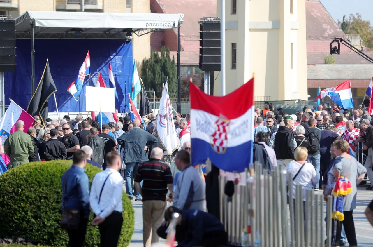 Vukovar: Okupljaju se prosvjednici sa zastavama na glavnom gradskom trgu