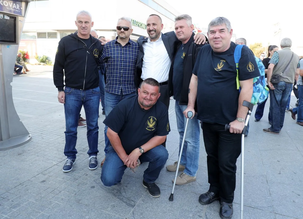 Vukovar: Okupljaju se prosvjednici sa zastavama na glavnom gradskom trgu