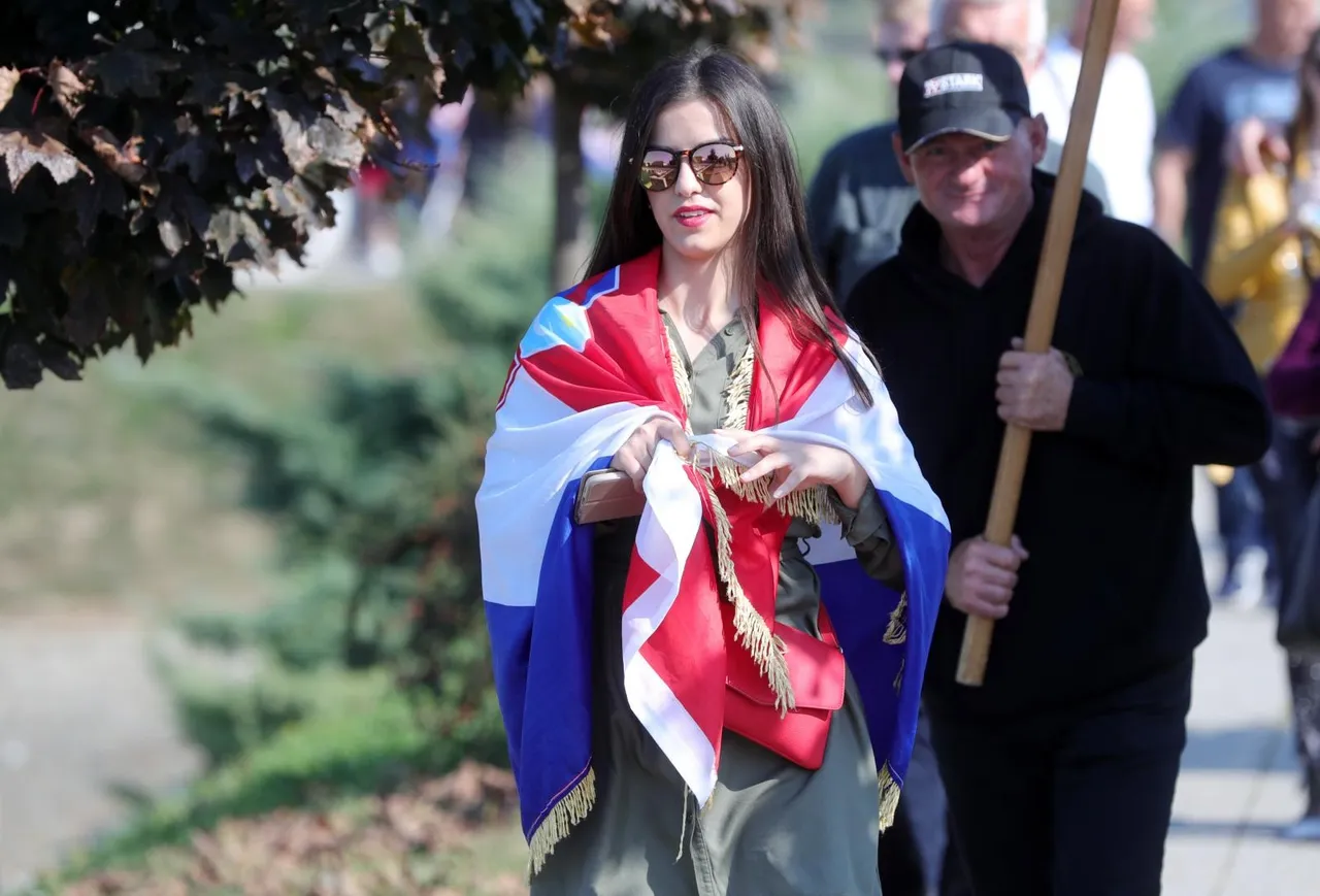 Vukovar: Okupljaju se prosvjednici sa zastavama na glavnom gradskom trgu