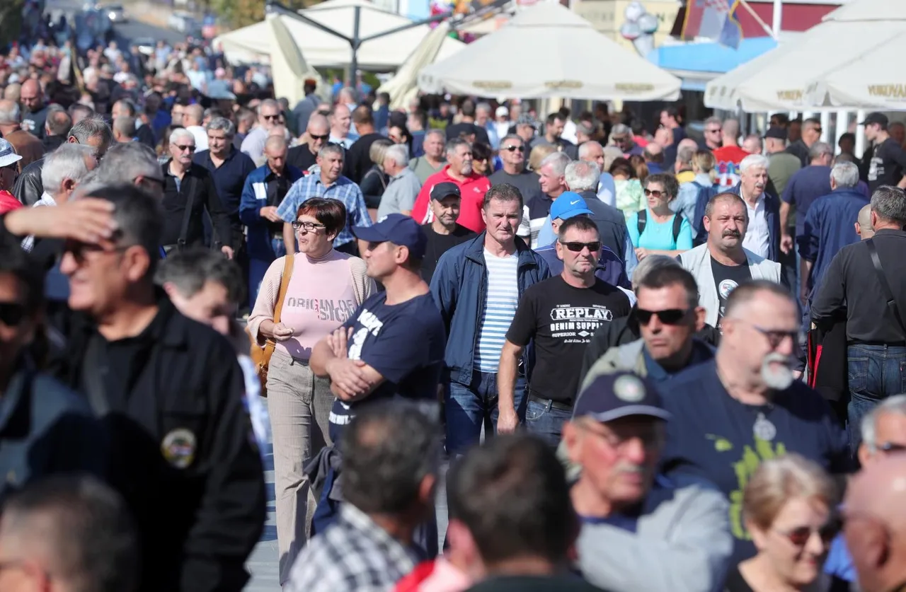 Vukovar: Okupljaju se prosvjednici sa zastavama na glavnom gradskom trgu